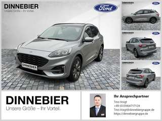 Schräge Frontansicht auf einen Ford Kuga , freigestellt