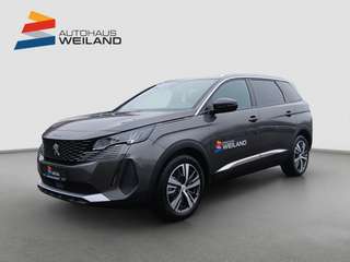 Schräge Frontansicht auf einen Peugeot 5008 , freigestellt