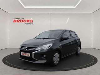 Schräge Frontansicht auf einen Mitsubishi Space Star , freigestellt