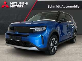 Schräge Frontansicht auf einen Opel Frontera , freigestellt