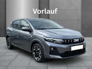 Schräge Frontansicht auf einen Dacia Sandero , freigestellt