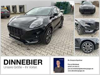 Schräge Frontansicht auf einen Ford Puma , freigestellt