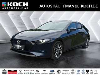 Schräge Frontansicht auf einen Mazda Mazda3 , freigestellt