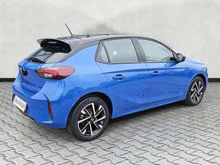 Schräge Frontansicht auf einen Opel Corsa , freigestellt