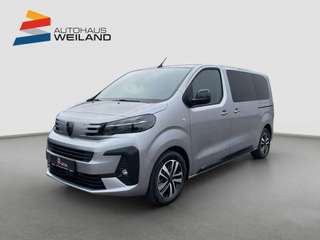 Schräge Frontansicht auf einen Peugeot Traveller , freigestellt
