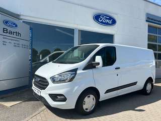 Schräge Frontansicht auf einen Ford Transit Custom , freigestellt