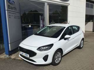 Schräge Frontansicht auf einen Ford Fiesta , freigestellt