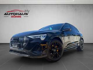 Schräge Frontansicht auf einen Audi e-tron , freigestellt