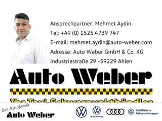 Schräge Frontansicht auf einen Volkswagen Touran , freigestellt