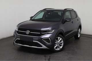 Schräge Frontansicht auf einen Volkswagen T-Cross , freigestellt
