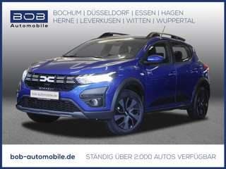 Schräge Frontansicht auf einen Dacia Sandero , freigestellt