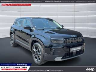 Schräge Frontansicht auf einen Jeep Avenger , freigestellt