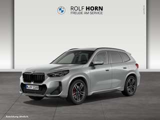 Schräge Frontansicht auf einen BMW X1 , freigestellt