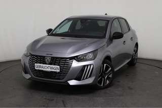 Schräge Frontansicht auf einen Peugeot 208 , freigestellt