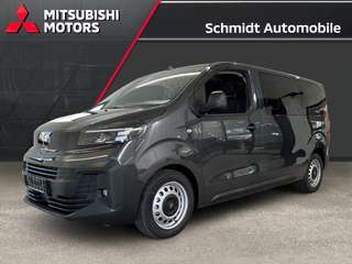 Schräge Frontansicht auf einen Opel Vivaro , freigestellt