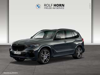 Schräge Frontansicht auf einen BMW X5 , freigestellt