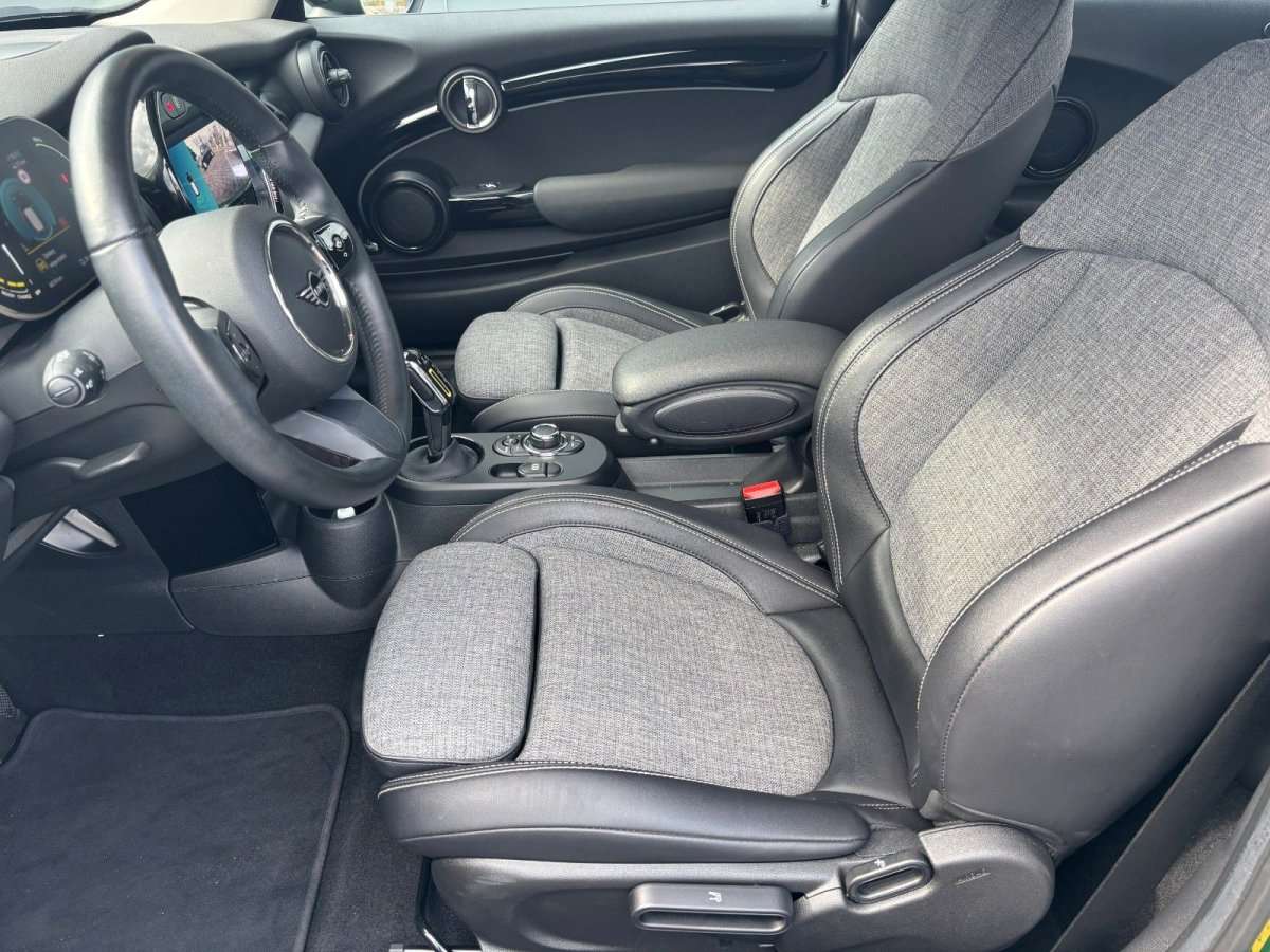 Fahrzeugbild eines MINI COOPER SE