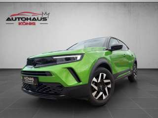 Schräge Frontansicht auf einen Opel Mokka , freigestellt