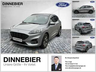 Schräge Frontansicht auf einen Ford Kuga , freigestellt