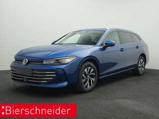 Schräge Frontansicht auf einen Volkswagen Passat , freigestellt