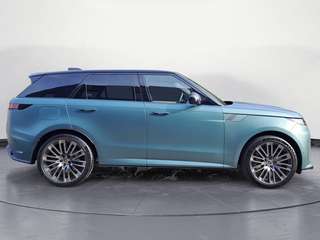 Schräge Frontansicht auf einen Land Rover Range Rover Sport , freigestellt