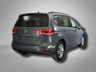 Schräge Frontansicht auf einen Volkswagen Touran , freigestellt
