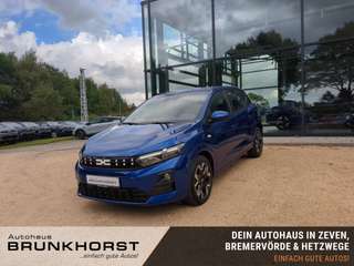 Schräge Frontansicht auf einen Dacia Sandero , freigestellt