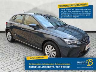 Schräge Frontansicht auf einen SEAT Ibiza , freigestellt