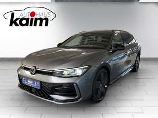 Schräge Frontansicht auf einen Volkswagen Passat , freigestellt