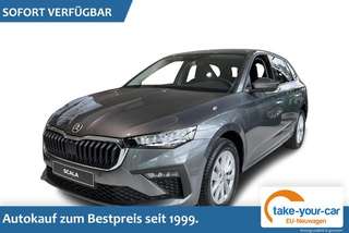 Schräge Frontansicht auf einen Skoda Scala , freigestellt