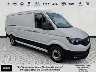 Schräge Frontansicht auf einen Volkswagen Crafter , freigestellt