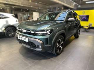 Schräge Frontansicht auf einen Dacia Duster , freigestellt