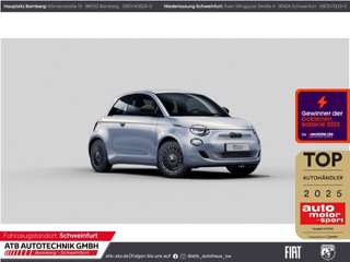 Schräge Frontansicht auf einen Fiat 500 , freigestellt