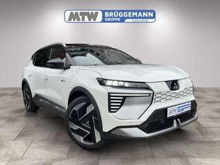 Schräge Frontansicht auf einen Mitsubishi Eclipse Cross , freigestellt