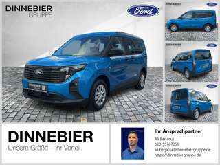 Schräge Frontansicht auf einen Ford Tourneo Courier , freigestellt