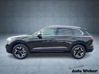 Schräge Frontansicht auf einen Volkswagen Touareg , freigestellt