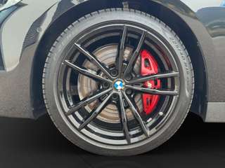 Schräge Frontansicht auf einen BMW 2er-Reihe , freigestellt