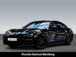 Schräge Frontansicht auf einen Porsche Panamera , freigestellt