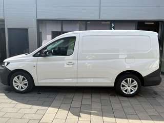Schräge Frontansicht auf einen Volkswagen Caddy , freigestellt