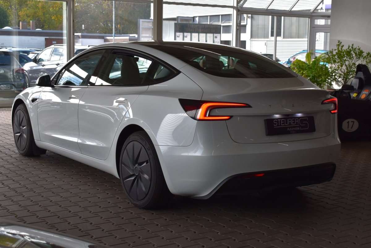 Fahrzeugbild eines TESLA Model 3