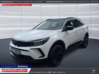 Schräge Frontansicht auf einen Opel Grandland X , freigestellt