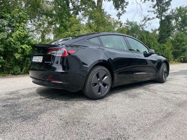 Fahrzeugbild eines TESLA Model 3