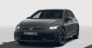 Schräge Frontansicht auf einen Volkswagen Golf , freigestellt