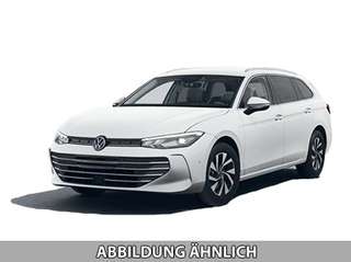 Schräge Frontansicht auf einen Volkswagen Passat , freigestellt