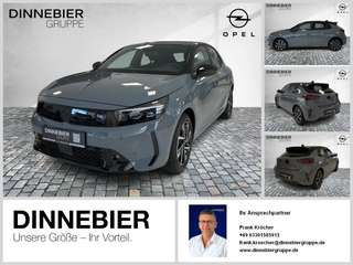 Schräge Frontansicht auf einen Opel Corsa , freigestellt