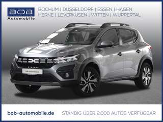 Schräge Frontansicht auf einen Dacia Sandero , freigestellt