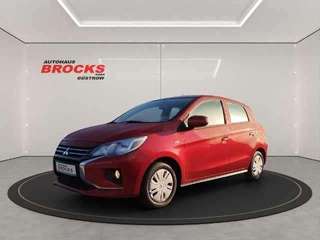 Schräge Frontansicht auf einen Mitsubishi Space Star , freigestellt