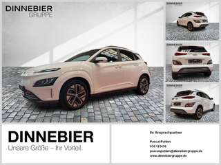 Schräge Frontansicht auf einen Hyundai Kona , freigestellt