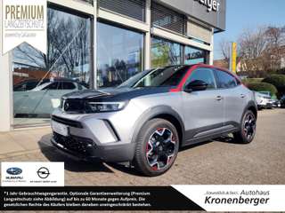 Schräge Frontansicht auf einen Opel Mokka , freigestellt