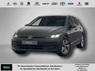 Schräge Frontansicht auf einen Volkswagen Golf , freigestellt